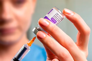 Набирают инъекцию в шприц